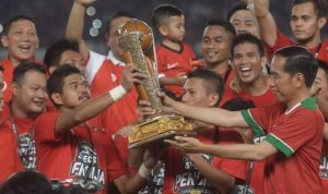 Pemain persija bambang pamungkas terima trofi piala presiden dari jokowi Pemain persija bambang pamungkas terima trofi piala presiden dari jokowi